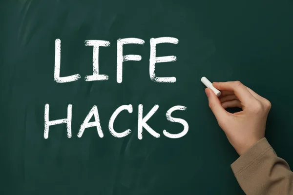Vrouw Die Woorden Schrijft Life Hacks Groen Schoolbord Close — Stockfoto