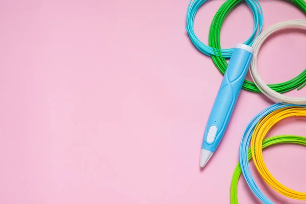 Stilvoller Stift Und Bunte Kunststoff Filamente Auf Rosa Hintergrund Flache — Stockfoto