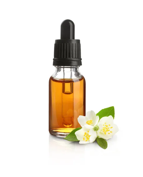Eine Flasche Jasminöl Und Blumen Auf Weißem Hintergrund — Stockfoto