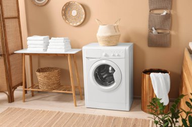 Modern çamaşır makinesi olan şık bir çamaşır odası. İç tasarım