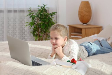 Küçük kız evde online kursla nakış işlemeyi öğreniyor. Hobi zamanı.