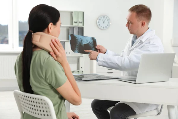Doctor Neck Mri Image Consulting Patient Clinic — Stockfoto