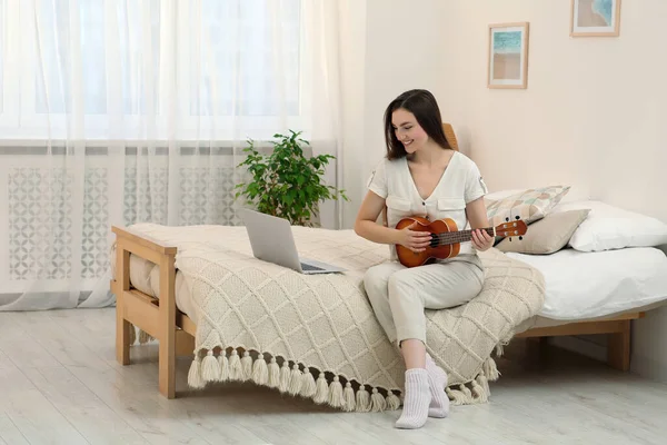 Γυναίκα Μαθαίνουν Παίζουν Ukulele Online Μαθήματα Μουσικής Στο Σπίτι Χώρος — Φωτογραφία Αρχείου