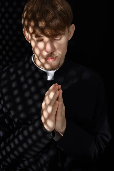 Günah Çıkarma Kabininde Dua Eden Cüppeli Katolik Rahip — Stok fotoğraf