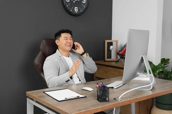Mutlu Patron Ofisinde Telefonla Konuşuyor — Stok fotoğraf