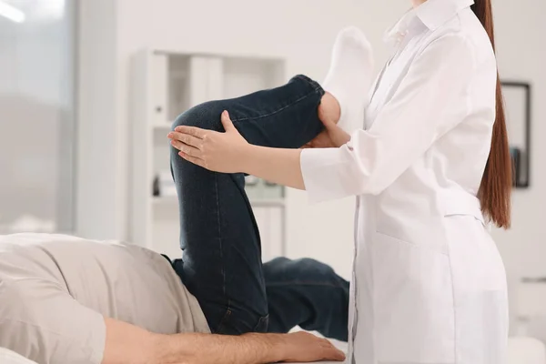 Επαγγελματίας Ορθοπεδικός Που Εξετάζει Πόδι Ασθενούς Κλινική Κοντινό Πλάνο — Φωτογραφία Αρχείου