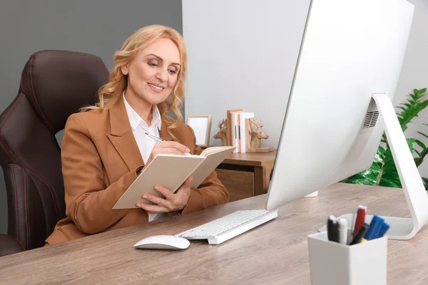 Lady Boss Working Computer Desk Office Successful Businesswoman — Stockfoto