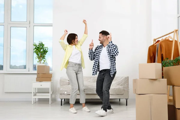 Ευτυχισμένο Ζευγάρι Που Χορεύει Στο Νέο Διαμέρισμα Ημέρα Μετακίνησης — Φωτογραφία Αρχείου