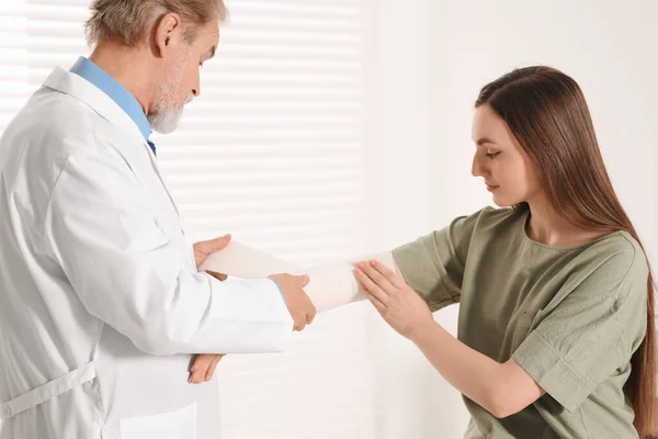 Orthopedist Applying Bandage Patient Elbow Clinic — Stok fotoğraf