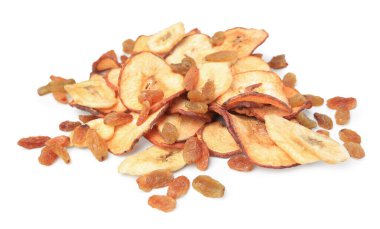 Beyaz arka planda lezzetli kurutulmuş elmalar ve kuru üzümler