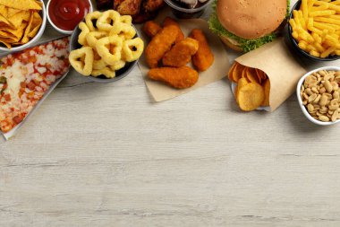 Patates kızartması, tavuk nugget ve diğer fast food beyaz ahşap masa üzerinde, düz uzanış metin için