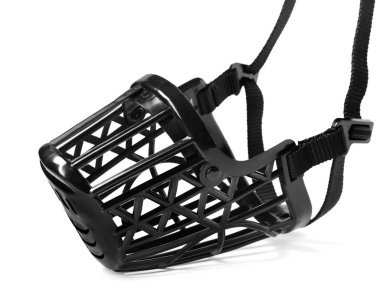 Siyah plastik köpek ağızlığı beyaza izole edilmiş.