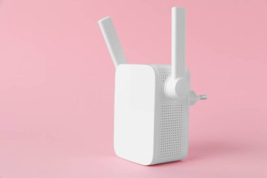 Pembe arkaplanda yeni modern Wi-Fi yineleyici, metin için boşluk