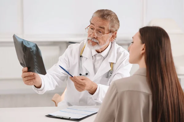 Ortopédus Röntgenképet Mutat Betegnek Klinikán — Stock Fotó