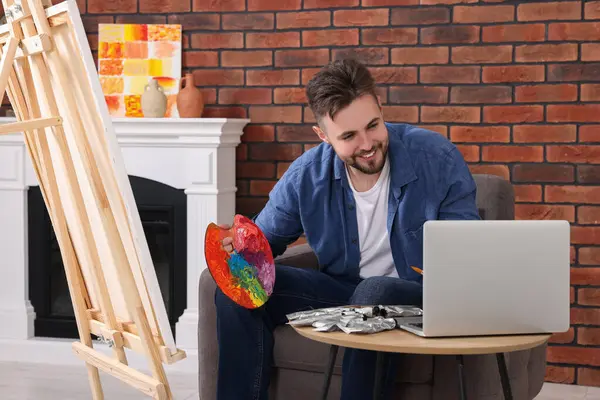 Omul Învață Deseneze Cursul Online Laptop Acasă Timp Pentru Hobby — Fotografie, imagine de stoc