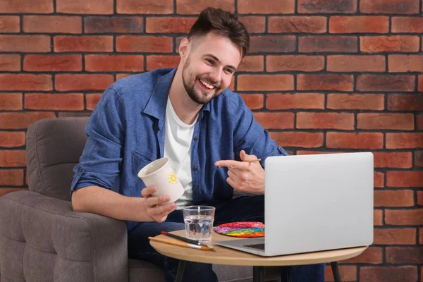 Szczęśliwy Człowiek Pokazując Kubek Jego Rysunek Kursie Online Przez Videochat — Zdjęcie stockowe