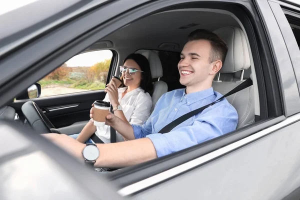 Glückliches Junges Paar Mit Tassen Kaffee Auto — Stockfoto