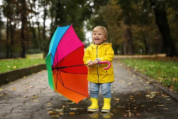 Милая Маленькая Девочка Красочным Зонтиком Стоящая Луже Открытом Воздухе — стоковое фото