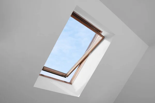 Открытое Окно Крыше Лампы Наклонном Потолке Мансарде Вид Низкого Угла — стоковое фото