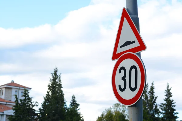Post Road Signs Maximum Speed Speed Bump Outdoors Sunny Day — Stock Photo, Image