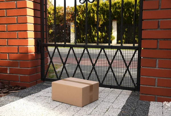 Cardboard Boxes Front Gates Outdoors Parcel Delivery Service — Stock Photo, Image