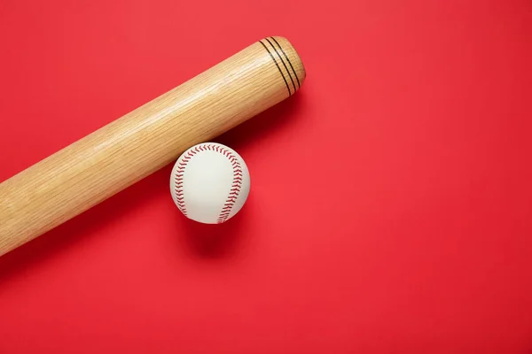 Baseball Ütő Labda Piros Háttér Lapos Feküdt Szöveg Helye — Stock Fotó