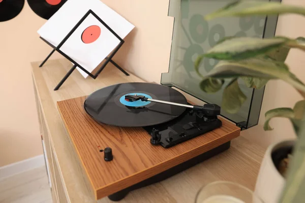 室内木制桌子上的Vinyl唱机 — 图库照片