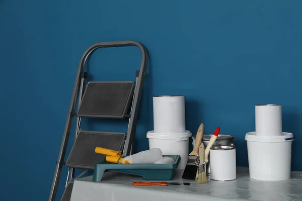 Échelle Pliante Métallique Outils Peinture Sur Table Près Mur Bleu — Photo