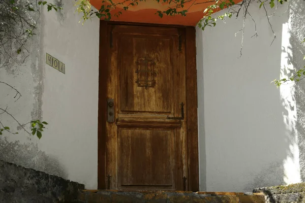 Wejście Domu Starymi Drewnianymi Drzwiami Zewnątrz — Zdjęcie stockowe