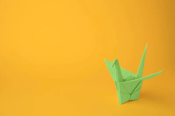 Origami Art Bella Gru Carta Verde Chiaro Sfondo Arancione Spazio — Foto Stock