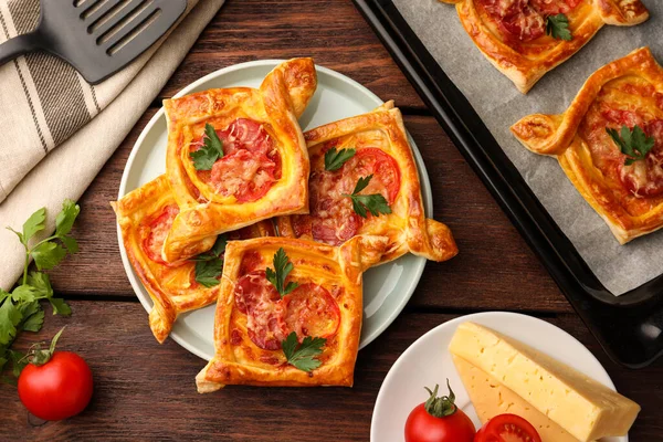 Fresh Delicious Puff Pastry Cheese Tomatoes Parsley Wooden Table Flat — Stock Photo, Image