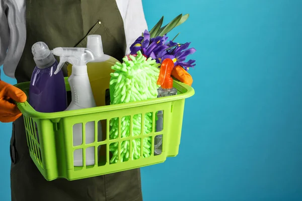 Limpieza Primavera Cesta Mujer Con Detergentes Flores Herramientas Sobre Fondo — Foto de Stock