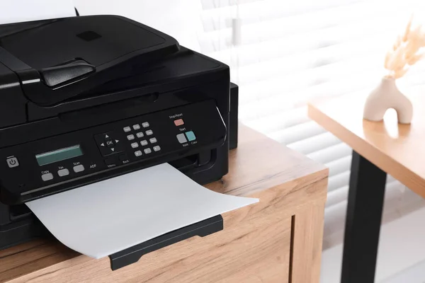 Moderner Drucker Mit Papier Auf Holztisch Drinnen — Stockfoto