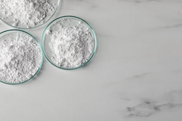 Petri Edények Kalcium Karbonát Porral Fehér Márvány Asztalon Lapos Fektetéssel — Stock Fotó