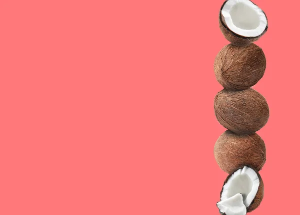 Stos Świeżych Kokosów Tle Koloru Łososia Miejsce Tekst — Zdjęcie stockowe