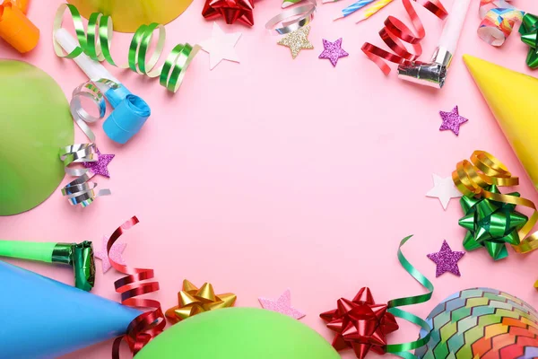 Frame Van Verschillende Accessoires Voor Verjaardagsfeestje Roze Achtergrond Platte Lay — Stockfoto