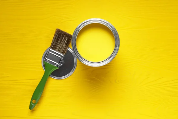 Dose Gelbe Farbe Und Pinsel Auf Holztisch Flach Gelegt — Stockfoto