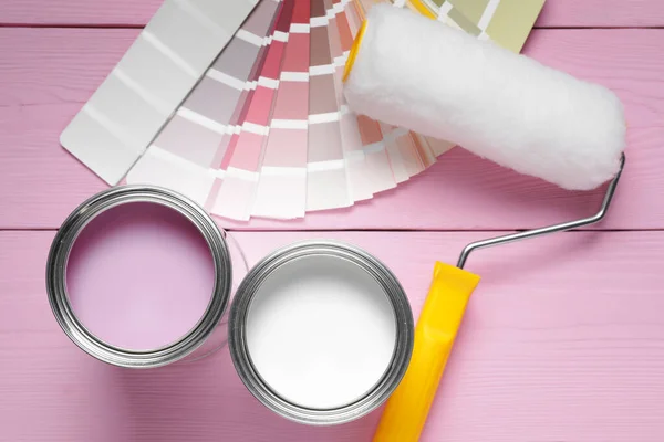 Munten Van Roze Witte Verf Roller Met Palet Kleur Houten — Stockfoto