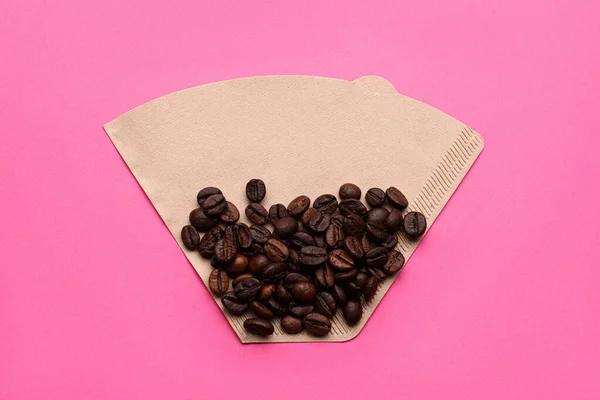 Papierkaffeefilter Und Bohnen Auf Rosa Hintergrund Draufsicht — Stockfoto
