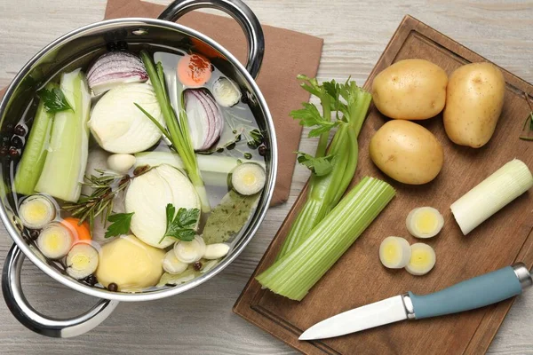 Pote Ingredientes Diferentes Para Cozinhar Caldo Saboroso Mesa Madeira Branca — Fotografia de Stock