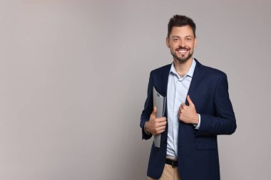 Bej arka planda kırtasiyesi olan mutlu öğretmen. Metin için boşluk