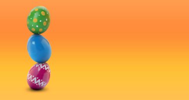 Turuncu eğimli arka planda Paskalya yumurtaları yığını, metin için boşluk