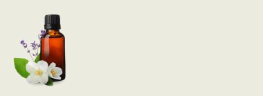 Bir şişe lavanta yasemini. Esaslı yağ ve çiçekler arka planda, yazı için yer var. Pankart tasarımı