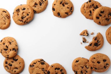 Beyaz arka planda bir sürü çikolatalı kurabiyeden yapılmış bir çerçeve. Metin için boşluk