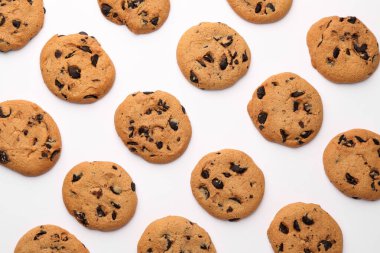 Beyaz arka planda bir sürü çikolata parçalı kurabiye, düzlük.