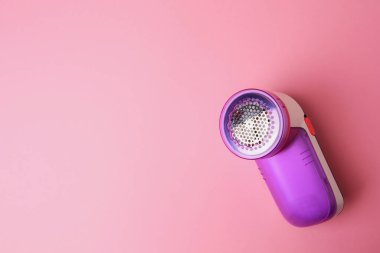 Pembe arka planda modern kumaş traşı, üst manzara. Metin için boşluk