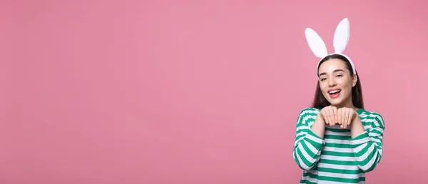 Glückliche Frau Mit Hasenohren Stirnband Auf Rosa Hintergrund Platz Für — Stockfoto