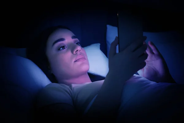 Интернет Зависимость Женщина Использующая Смартфон Кровати Ночью Тонированные Голубой Цвет — стоковое фото