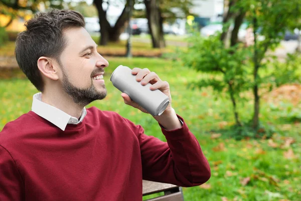Ευτυχισμένος Άντρας Πίνει Από Τενεκεδένιο Κουτάκι Στο Πάρκο Χώρος Για — Φωτογραφία Αρχείου