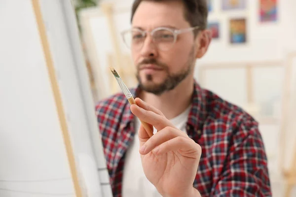 Homem Pintando Sobre Tela Estúdio Foco Seletivo Passatempo Criativo — Fotografia de Stock